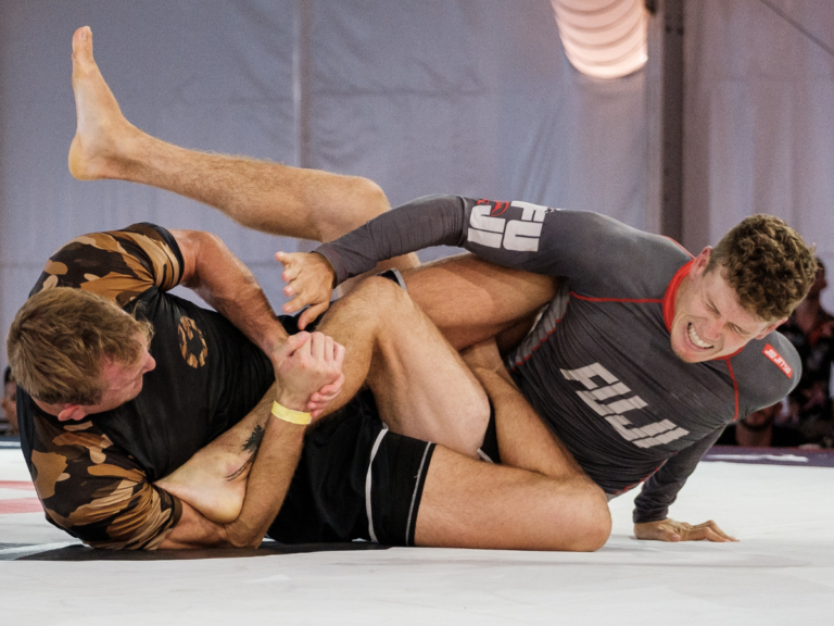 Comment retirer les douleurs aux hanches dans le Jiu-Jitsu Brésilien, le MMA et le Grappling ? Feature | MOUVERS