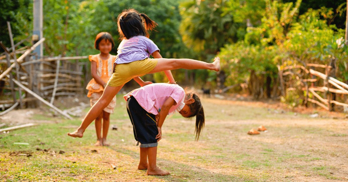 Mobilité articulaire vs Yoga (stretching) jouer comme un enfant | Nomadslim Movement Academy 16