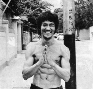 Bruce Lee souriant | Nomadslim Movement Academy
