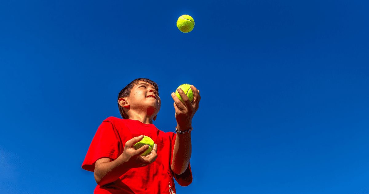 Enfant qui jongle des balles de tennis (notion de jeu) | MOUVERS Nomadslim Movement