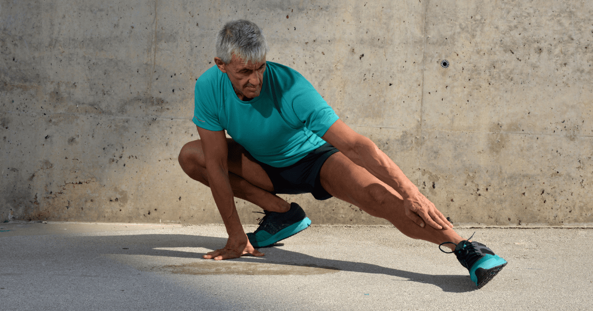 Devenir souple après 40 ans Homme vieux flexible | MOUVERS Nomadslim Movement