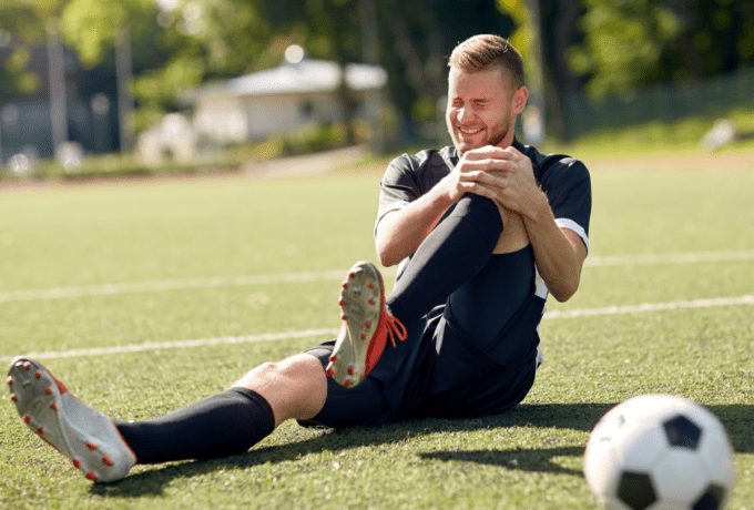 Douleurs aux Genoux au Football - Causes, Remèdes et Solutions Feature | MOUVERS