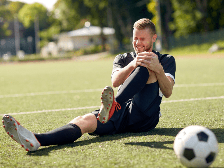 Douleurs aux Genoux au Football - Causes, Remèdes et Solutions Feature | MOUVERS